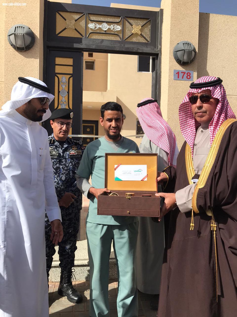 محافظ العلا يسلم الدفعة الأولى من الفلل الجاهزة لمشروع إسكان العلا. 