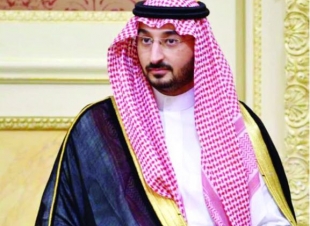 امير مكه بالنيابة  يكرم قائدة مدرسة ساهمت في كشف جريمة تحرش بطالبة
