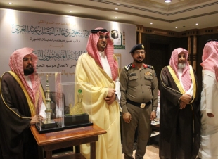 صاحب السمو الملكي الأمير سعود بن خالد الفيصل يكرم  مدير الدفاع المدني بمنطقة المدينة المنورة العميد عبدالرحمن بن عبدالحميد الحربي 