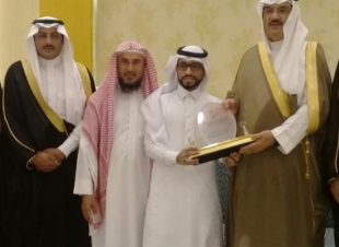 بحضور محافظ الطوال لجنة التنمية تكرم رئيس بلدية الطوال 