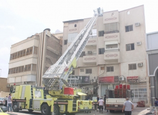 مدني المدينة يسيطر على حادث حريق نشب بشقة في حي المستراح وينقذ عائلة مصرية