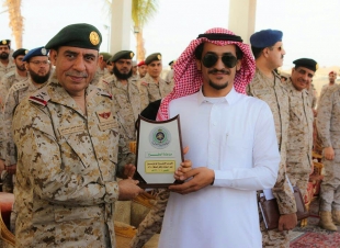 المحض يهدي الشريف هزاع العبدلي وأبناءه كأس وزارة الدفاع