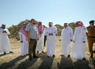 بالصور محافظ الطائف يتفقد مشاريع الطرق في المحافظة