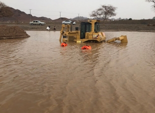 مدني المدينة يخرج جثة مقيم يمني من داخل مستنقع مائي بمركز الفريش
