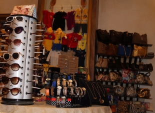 بدأ نشاط بازار بنات الجزيرة السنوي الثاني بمناسبة االيوم الوطني 87  للمملكة بنجاح وحضور اكثر من 700 زائرة 