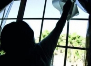 فلبينيه تستنجد بالقضاء لإعاده ابنتها الخادمه من جده 