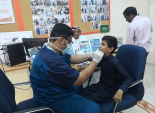 كلية طب الأسنان بجامعة جازان تطلق قافلة طبية لتثقيف  طلاب مدرسة صلاح الدين بأبوعريش