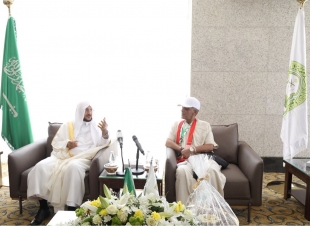 وزير الشوؤن الإسلامية يزور ذوي شهداء رجال  الجيش والشرطة المصريين في  مقر  إقامتهم بمكة المكرمة 