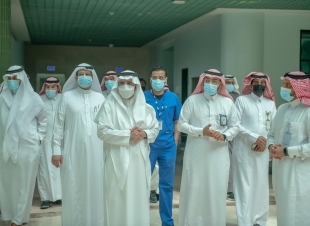 معالي رئيس جامعة الباحة  يدشن مركز التحصين ضد فيروس كورونا بالمدينة الجامعية