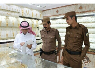 عمل الجوف يرصد مخالفتين بمحلات الذهب وينذر 3 منشآت