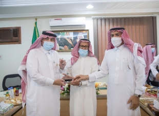 *وزير التجارة يقف على أعمال فرع الوزارة بمنطقة تبوك ويكرم الموظفين المتميزين*