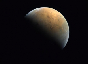 محمد بن راشد ينشر أول صورة لكوكب المريخ من مسبار الأمل