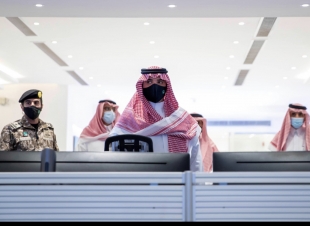 وزير الداخلية يقف على سير العمل بمركز القيادة والسيطرة في مشعر منى