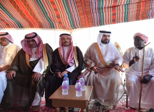وكيل أمارة جازان المكلف يعزي والد الشهيد وكيل رقيب حسن العبسي بمنزلهم في قرية الحمى