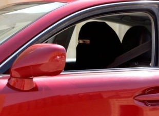 وزير الداخلية يوجه بتحديد متطلبات قيادة المرأة للسيارةوالتقنيات الداعمه لذلك