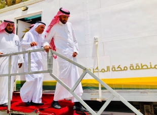 اطلع على خدمات العربه المتنقلة وزير العمل والتنمية الإجتماعية يقوم بزيارة لفرع الوزارة  بمنطقة مكة المكرمة 