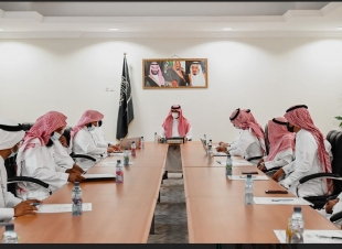 محافظ خيبر يجتمع بمندوبي فرع وزارة الإسكان والجمعيات الخيرية.