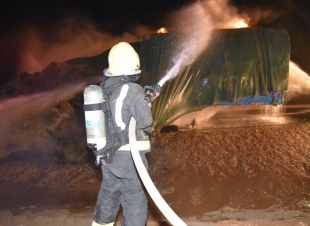 مدني سكاكا يسيطر على حريق شاحنة تحمل كمية من أعلاف البرسيم ولا إصابات 