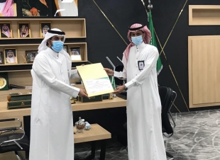 مدير عام الشؤون الصحية بجازان يكرم مدير إدارة الرعاية الصحيةالمنزلية
