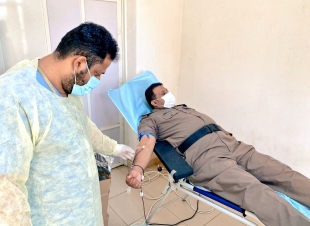 بالتعاون مع مختبر مستشفى المحافظة  شرطة صامطة تنظم حملة تبرع بالدم لمنسوبيها