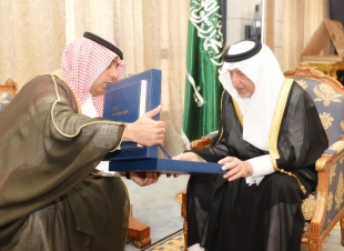 امير مكة ونائبة يطلعا على التقرير الإحصائي لخدمات حج 1438هــ.