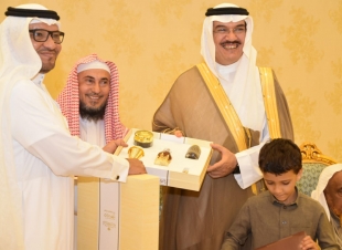 لجنة التنمية الاجتماعية بالطوال تكرم محافظ محافظة الطوال