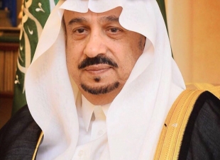 أمير الرياض يقدم العزاء في محافظ الرس العساف