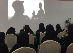 الخيمة الذكية بأرض المعرفة والترفيه تستقبل أول دفعة من الطالبات لمكافحة المخدرات  