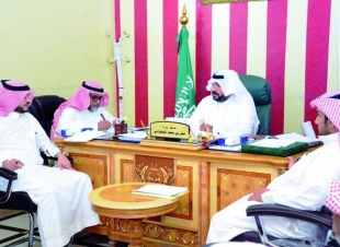 محافظ الحرث في إجتماعه مع مدير مياه جازان