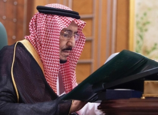 خادم الحرمين الشريفين يتلقى اتصالاً هاتفياً من ملك البحرين