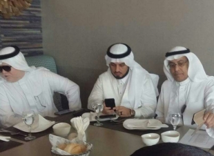 في صورة إنسانية تتجلى فيها مبادئ التكافل المجتمعي  الدحلان والراجحي يكرمون 18 كفيف من المدن السعودية
