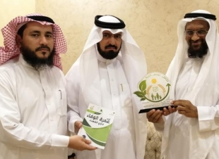رئيس جمعية البر بمحافظة الطوال يكرم محافظ الطوال السابق العنزي