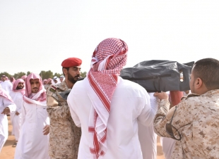بالصور محافظ صامطة زعلة يؤدي صلاة الميت على الشهيد  الصميلي