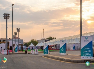 نجوم ومشاهير في زيارة لسوق التمور الموسمي شمال الرياض