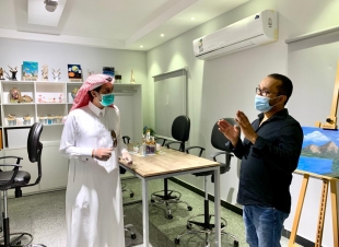 مدير جمعية الثقافة والفنون بجدة يزور مركز بداية فن للفنون الجميلة