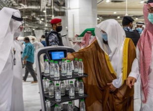السديس يدشن روبوت ذكي يقوم بتوزيع عبوات ماء زمزم