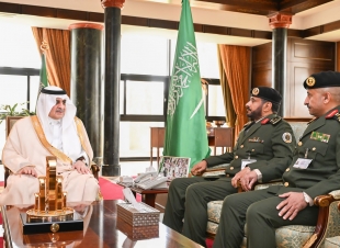 أمير تبوك يستقبل مدير السجون بالمنطقة
