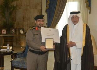 الفيصل يكرم مدير شرطة جدة وفريق الإطاحة بالمتحرشين بوفدات آسيويات 