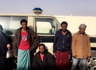 القبض على 4 مخالفين وبرفقتهم امرأة.. و 