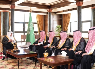 أمير تبوك يستقبل محافظ هيئة الاتصالات والفضاء والتقنية   
