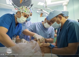 اكتمل العدد 50 عملية جميعها بأيدي الربيعة   قصص نجاح فصل التوائم تُحول المملكة إلى أيقونة تفوق طبي استثنائي