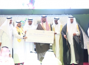 وكيل امارة جازان يكرم الفائزين و الفائزات بجائزة الأداء المتميز بتعليم صبيا