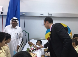 في لمسة وفاء جميلة أصدقاء الطفولة يزورون زميل الدراسة في المستشفى