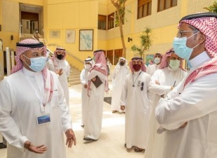 وزير الصناعة والثروة المعدنية يزور هيئة المساحة الجيولوجية