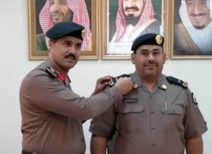 مدير شرطة صامطة يقلد  العولقي  رتبة رئيس رقباء