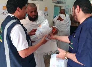 الصحة توعي الحجاج بالأدوية المناسبة وطرق تخزينها ومنشورات ومواد علمية توزع بعدة لغات