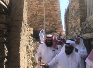 محافظ ميسان  يقوم بجولة على المنازل التراثية بقرية حراء 