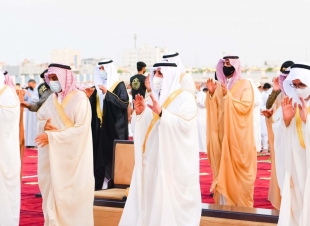 أمير منطقة تبوك يتقدم جموع المصلين لأداء صلاة عيد الأضحى 