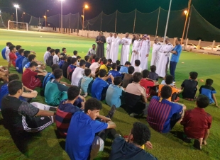 رئيس واعضاء المجلس الشرفي لفريق تحفيظ الطوال الرياضي يلتقون باللاعبين في ملعب حديقة الطوال