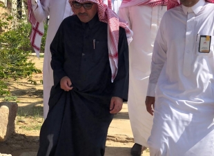 رئيس المنظمة العربية للسياحة يزور كهوف شذا وذي عين  التراثية